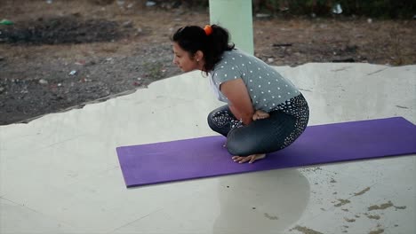 Junge-Frauen-Machen-Yoga,-Wie-Man-Eine-Rutschige-Yogamatte-Repariert
