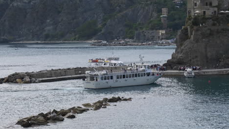 Touristenfähre-Monterosso-Cinque-Terre