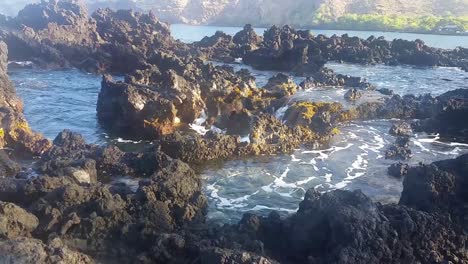 Waves-crashing-in-tide-pools-on-the-Big-Island-of-Hawaii