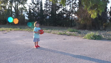 Un-Niño-Jugando-Con-Una-Pelota-De-Baloncesto-Al-Aire-Libre-En-Un-Día-Soleado,-Atenas,-Grecia