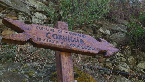 4K-Corniglia-Hiking-Sign---Day