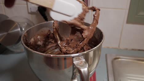 Hombre-Preparando-Un-Pastel-De-Chocolate