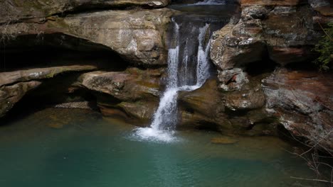 Cascada-En-La-Cueva-Del-Anciano-En-Las-Colinas-De-Hocking,-Ohio