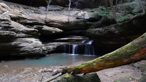 Wasserfall-In-Der-Höhle-Des-Alten-Mannes-In-Den-Hoking-Hills,-Ohio