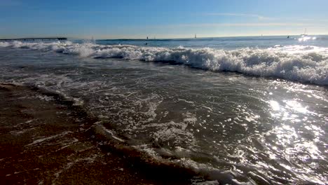 Ozeanwelle-Stürzt-Tagsüber-In-Zeitlupe-Am-Venice-Beach-In-La-Auf-Surfer