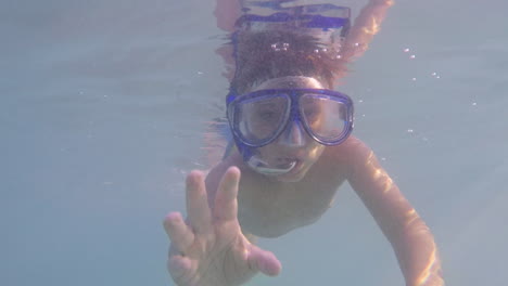 Unterwasseraufnahmen-Eines-Kleinkind-Bots,-Der-Schnorchelt-Und-Nach-Der-Hand-Seines-Vaters-Auf-Dem-Meer-Von-Kalamata,-Griechenland,-Greift