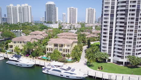 Luftaufnahme-Des-Jachthafens-Von-Aventura,-Florida,-Mit-Wunderschönen-Luxuswohnungen,-Yachten-Und-Häusern-01