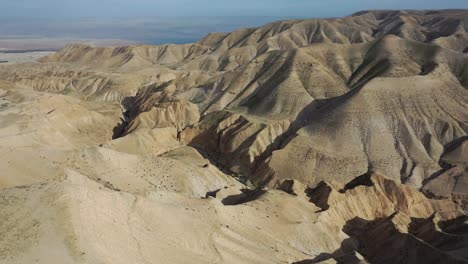 Fliegen-Sie-über-Einen-Hügel-Und-Offenbaren-Sie-Einen-Atemberaubenden-Blick-Auf-Die-Judäische-Wüste,-Israel,-Drohnenluftaufnahme