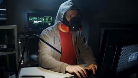 Bioterrorist-Tippt-Computercode-Ein,-Der-Eine-Gasmaske-Trägt