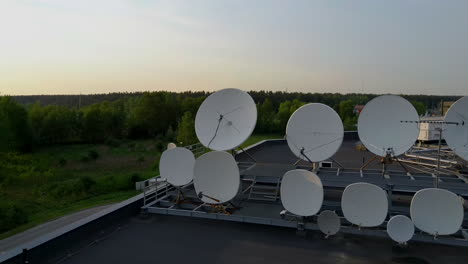 Satellitenschüsseln,-Die-Digitale-Fernsehsignale-übertragen-Und-Empfangen
