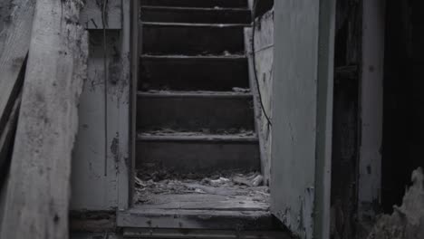 Verlassen-Ruine-Treppe-Apokalyptisches-Gebäude-Kippen-Offenbaren