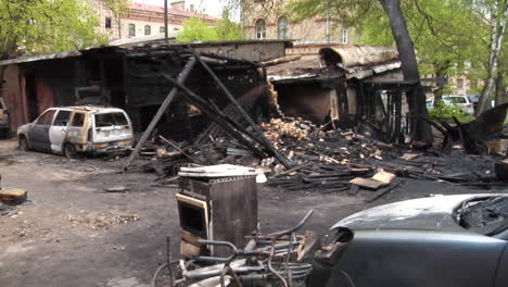 Überreste-Eines-Verbrannten-Hauses-Und-Eines-Autos,-Das-Durch-Einen-Hausbrand-Zerstört-Wurde