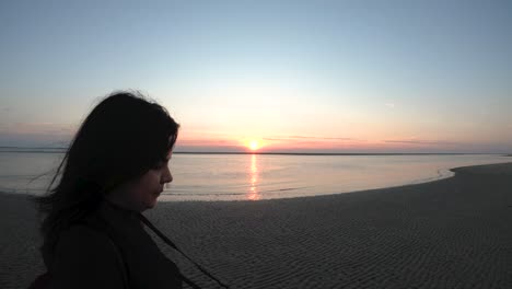 Mädchen-Mit-Kamera,-Die-Am-Strand-Bei-Sonnenuntergang-Spazieren-Gehen,-Nahaufnahme-In-Zeitlupe