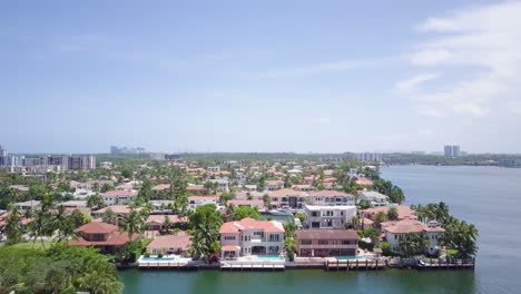 Luftaufnahme-Von-Aventura-Florida-Marina,-Schöne-Häuser-Aufdeckend