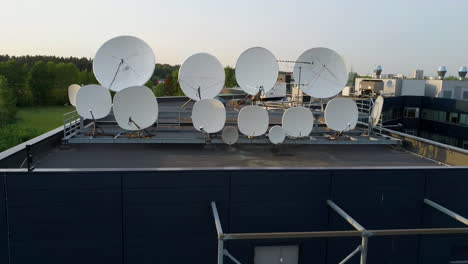 Antenas-Parabólicas-Que-Transmiten-Y-Reciben-Señales-De-Transmisión-De-Televisión-Digital
