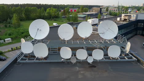 Satellitenschüsseln,-Die-Digitale-Fernsehsignale-übertragen-Und-Empfangen