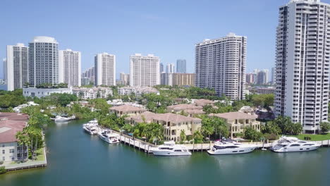 Aerial-Shot-of-Aventura-Florida-Marina,-Revealing-Beautiful-Luxury-Condos,-Yachts-and-Homes---Drone-Ascending