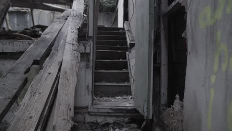 Apokalyptische-Grungy-Kiesige-Verlassene-Treppe