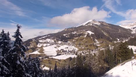 Antena:-Montañas-Con-Nieve-En-Dolomitas-En-Italia