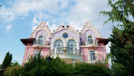 Schönes-Haus,-Rosa-Farbe,-Umgeben-Von-Viel-Grün