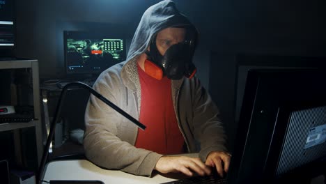 Bioterrorist-Tippt-Computercode-Ein,-Der-Eine-Gasmaske-Trägt