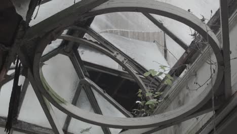 Dachfenster-Verfallen-Apokalyptisches-Verlassenes-Gebäude