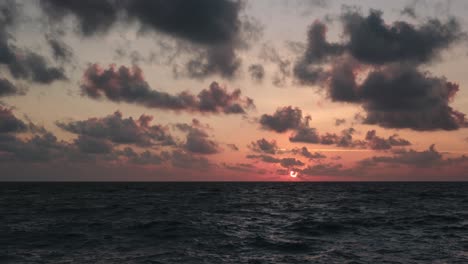Time-lapse-of-a-sunset-on-the-sea-level,-during-partly-cloudy-sky