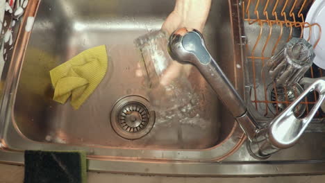 Footage-of-man's-hands-washing-dishes