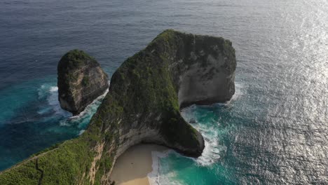 T-rex-shaped-cliffs-and-white-sand-Kelingking-beach