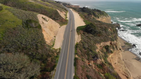 Antenne-Des-Motorradfahrers,-Der-Auf-Dem-California-Coast-Highway-One-Fährt