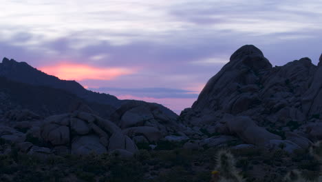 Schwenkzeitraffer-Des-Sonnenuntergangs-Hinter-Wolken-In-Der-Wüste