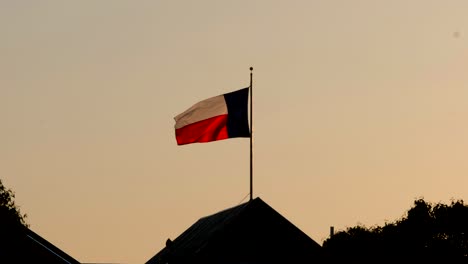 Texas-flagge,-Die-Während-Des-Sonnenuntergangs-In-Zeitlupe-Im-Wind-Weht