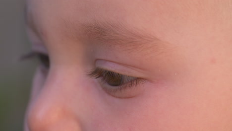 Makroseitenansicht-Der-Augen-Eines-Kleinen-Jungen,-Die-Sich-Umsehen,-Zeitlupe