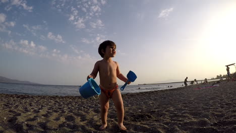 Breites-Filmmaterial-Eines-Jungen,-Der-Am-Strand-Von-Kalamata,-Griechenland,-Spielt