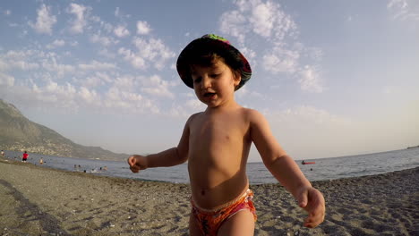 Breites-Filmmaterial-Eines-Jungen,-Der-Am-Strand-Von-Kalamata,-Griechenland,-Spielt