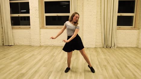 Talentierte-Teenager-Tänzerin-Tanzt