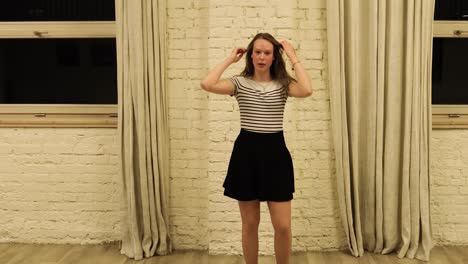 Talentierte-Teenager-Tänzerin-Tanzt