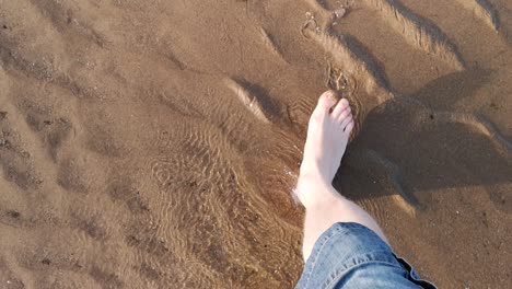 Caminar-Descalzo-Por-La-Playa