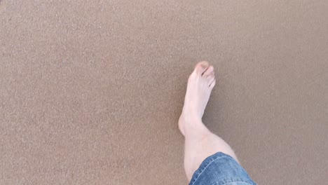 Barfuß-über-Einen-Strand-Mit-Glattem,-Unmarkiertem-Sand-Gehen