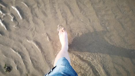 Caminar-Descalzo-Por-La-Playa
