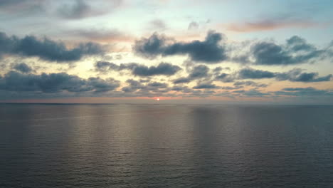 Dron-Fliegt-Bei-Einem-Wunderschönen-Sonnenuntergang-über-Das-Meer