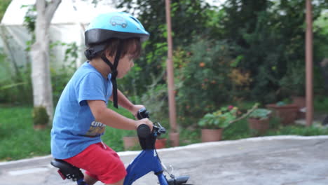 Aufnahmen-Eines-Kaukasischen-Kleinen-Jungen,-Der-Fahrradfahren-Lernt