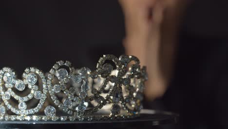 Schönheitskönigin-Oder-Braut-Blickt-Auf,-Um-Die-Juwelenkrone-Ihrer-Träume-Mit-Diamanten,-Perlen-Und-Silber-Zu-Sehen