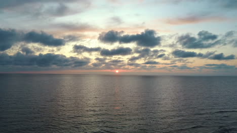 Dron-Fliegt-In-Einem-Wunderschönen-Sonnenuntergang-über-Das-Meer