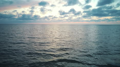 Dron-Fliegt-Bei-Einem-Wunderschönen-Sonnenuntergang-über-Das-Meer