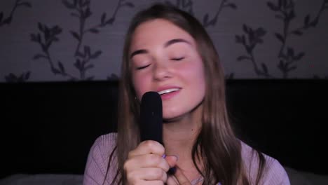 Schöne-Teenager-Mädchen-Singen-Leidenschaftlich-Zum-Mikrofon-In-Ihrem-Zimmer