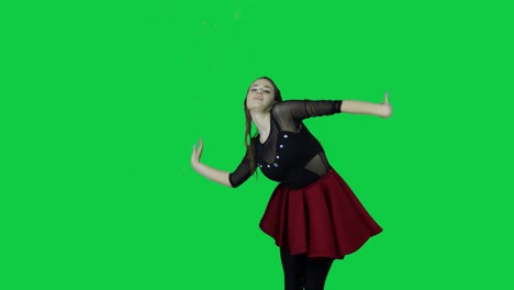 Nahaufnahme-Einer-Professionellen-Tänzerin,-Die-Langsam-Vor-Einem-Grünen-Bildschirm-Tanzt