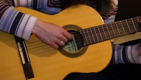 Chica-De-Cerca-A-Cámara-Lenta-Practicando-Guitarra-En-La-Cama
