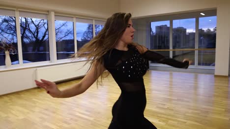 Bailarina-Profesional-Y-Apasionada-Baila-En-La-Pista-De-Baile-A-Cámara-Lenta