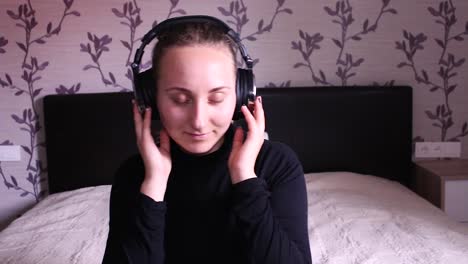 Teenager-Mädchen-Mit-Kopfhörern,-Die-Zur-Musik-Vibrieren